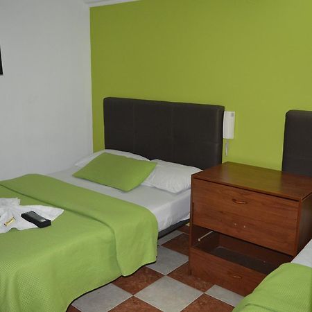 Hotel Las Palmas Fontibon Bogota Bagian luar foto